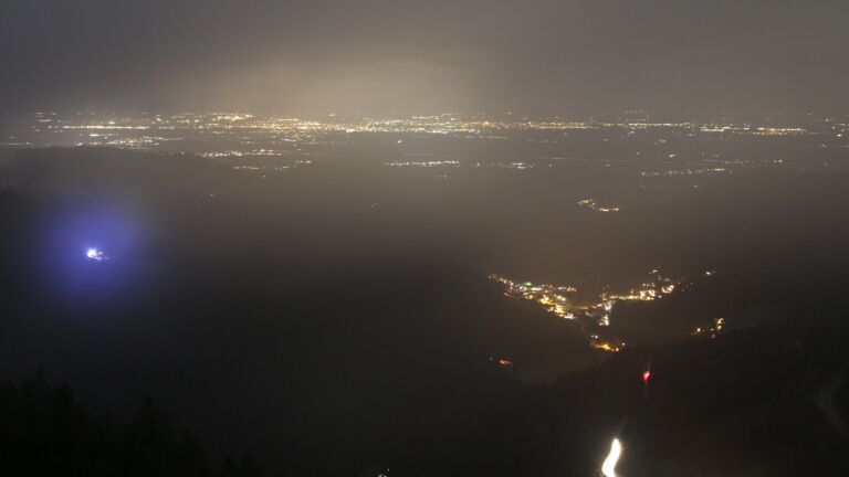 Dieses Bild zeigt eine Webcam-Aufnahme vom Achertal, aufgenommen am Samstag, den 06.12.2025 um 20:30 Uhr. Die Temperatur betrug 3.6°C.