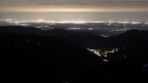 Dieses Bild zeigt eine Webcam-Aufnahme vom Achertal, aufgenommen am Freitag, den 03.04.2026 um 21:20 Uhr. Die Temperatur betrug 5.2°C.