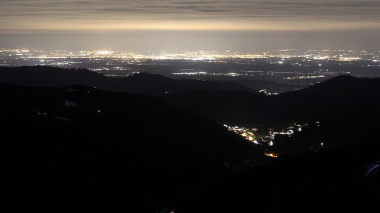 Dieses Bild zeigt eine Webcam-Aufnahme vom Achertal, aufgenommen am Freitag, den 03.04.2026 um 21:20 Uhr. Die Temperatur betrug 5.2°C.