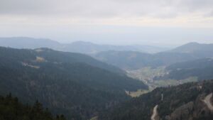 Dieses Bild zeigt eine Webcam-Aufnahme vom Achertal, aufgenommen am Samstag, den 28.02.2026 um 13:00 Uhr. Die Temperatur betrug 5.1°C.