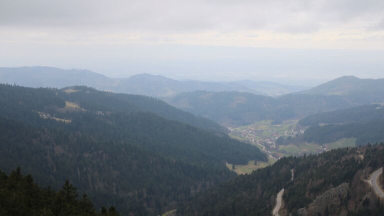 Dieses Bild zeigt eine Webcam-Aufnahme vom Achertal, aufgenommen am Samstag, den 28.02.2026 um 13:00 Uhr. Die Temperatur betrug 5.1°C.