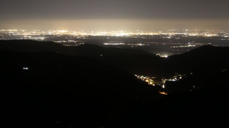 Dieses Bild zeigt eine Webcam-Aufnahme vom Achertal, aufgenommen am Donnerstag, den 12.03.2026 um 21:00 Uhr. Die Temperatur betrug 3.9°C.