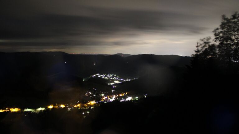 Dieses Bild zeigt eine Webcam-Aufnahme vom Achertal, aufgenommen am Samstag, den 13.06.2026 um 00:30 Uhr. Die Temperatur betrug 13.3°C.
