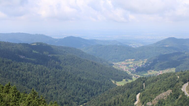 Dieses Bild zeigt eine Webcam-Aufnahme vom Achertal, aufgenommen am Dienstag, den 29.07.2025 um 12:10 Uhr. Die Temperatur betrug 13.2°C.