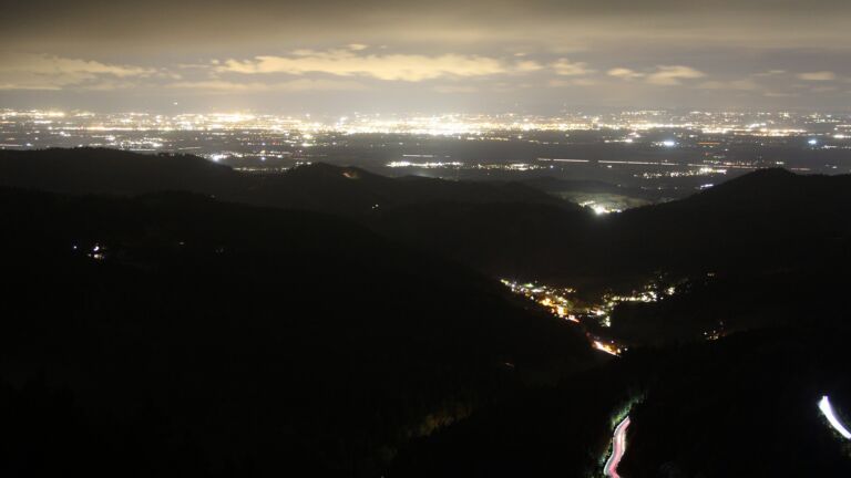 Dieses Bild zeigt eine Webcam-Aufnahme vom Achertal, aufgenommen am Dienstag, den 21.10.2025 um 19:40 Uhr. Die Temperatur betrug 8.9°C.