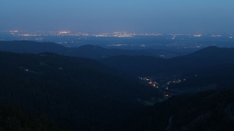 Dieses Bild zeigt eine Webcam-Aufnahme vom Achertal, aufgenommen am Samstag, den 17.05.2025 um 04:50 Uhr. Die Temperatur betrug 7.1°C.