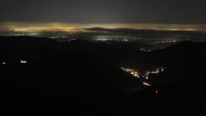 Dieses Bild zeigt eine Webcam-Aufnahme vom Achertal, aufgenommen am Freitag, den 21.11.2025 um 23:30 Uhr. Die Temperatur betrug -7.4°C.