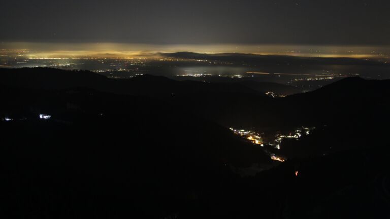 Dieses Bild zeigt eine Webcam-Aufnahme vom Achertal, aufgenommen am Freitag, den 21.11.2025 um 23:30 Uhr. Die Temperatur betrug -7.4°C.