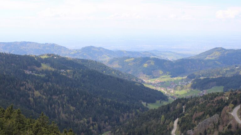 Dieses Bild zeigt eine Webcam-Aufnahme vom Achertal, aufgenommen am Freitag, den 17.04.2026 um 14:00 Uhr. Die Temperatur betrug 15.4°C.