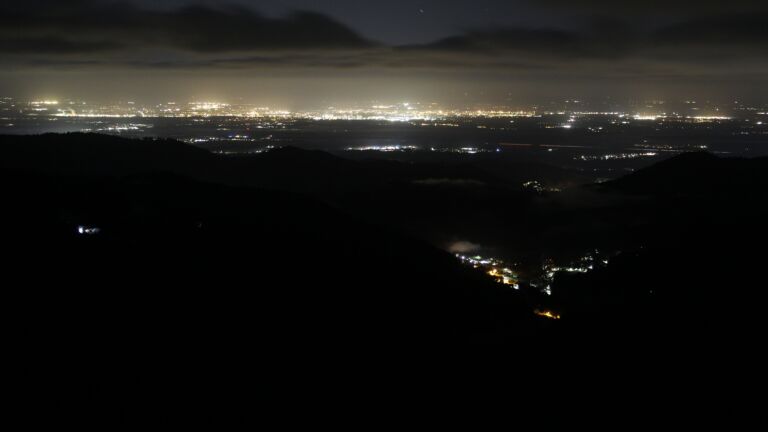 Dieses Bild zeigt eine Webcam-Aufnahme vom Achertal, aufgenommen am Dienstag, den 18.11.2025 um 01:00 Uhr. Die Temperatur betrug -3.3°C.