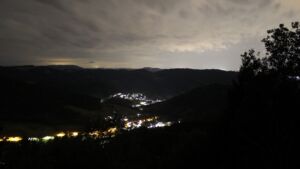 Dieses Bild zeigt eine Webcam-Aufnahme vom Achertal, aufgenommen am Freitag, den 21.08.2026 um 03:30 Uhr. Die Temperatur betrug 16.1°C.
