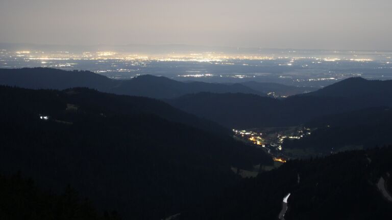 Dieses Bild zeigt eine Webcam-Aufnahme vom Achertal, aufgenommen am Freitag, den 27.02.2026 um 02:30 Uhr. Die Temperatur betrug 9.8°C.