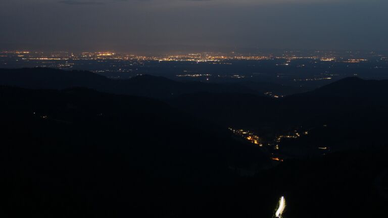 Dieses Bild zeigt eine Webcam-Aufnahme vom Achertal, aufgenommen am Dienstag, den 03.06.2025 um 22:30 Uhr. Die Temperatur betrug 12.9°C.