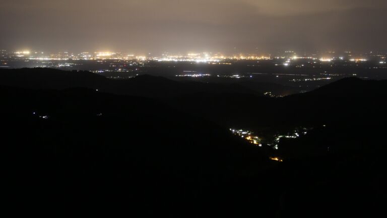 Dieses Bild zeigt eine Webcam-Aufnahme vom Achertal, aufgenommen am Samstag, den 03.05.2025 um 04:20 Uhr. Die Temperatur betrug 14.6°C.