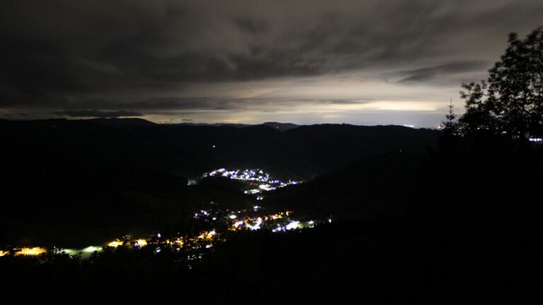 Dieses Bild zeigt eine Webcam-Aufnahme vom Achertal, aufgenommen am Freitag, den 15.05.2026 um 01:00 Uhr. Die Temperatur betrug 4°C.