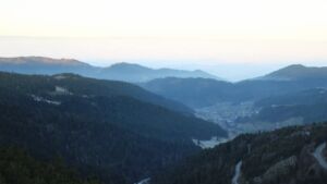 Dieses Bild zeigt eine Webcam-Aufnahme vom Achertal, aufgenommen am Montag, den 29.12.2025 um 08:40 Uhr. Die Temperatur betrug 2.1°C.