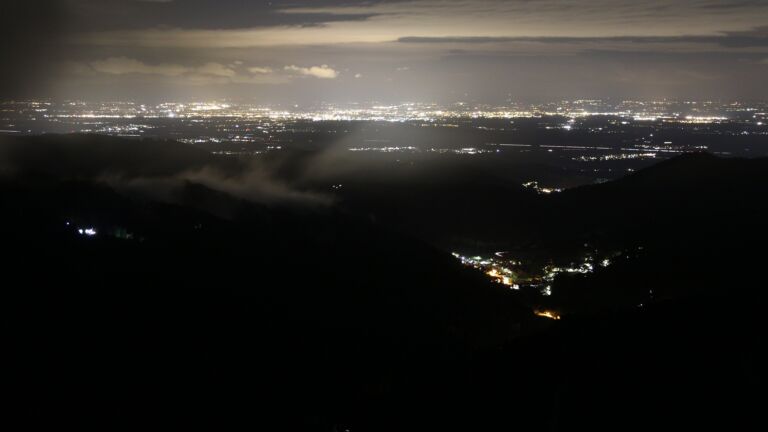Dieses Bild zeigt eine Webcam-Aufnahme vom Achertal, aufgenommen am Samstag, den 25.10.2025 um 21:30 Uhr. Die Temperatur betrug 3.9°C.
