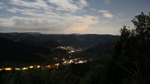 Dieses Bild zeigt eine Webcam-Aufnahme vom Achertal, aufgenommen am Dienstag, den 01.09.2026 um 04:30 Uhr. Die Temperatur betrug 13.6°C.