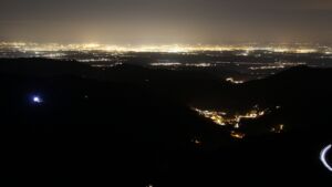 Dieses Bild zeigt eine Webcam-Aufnahme vom Achertal, aufgenommen am Donnerstag, den 18.12.2025 um 21:30 Uhr. Die Temperatur betrug 7.8°C.