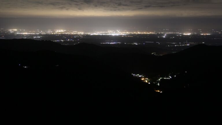 Dieses Bild zeigt eine Webcam-Aufnahme vom Achertal, aufgenommen am Freitag, den 30.05.2025 um 03:10 Uhr. Die Temperatur betrug 12.8°C.