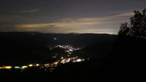 Dieses Bild zeigt eine Webcam-Aufnahme vom Achertal, aufgenommen am Freitag, den 16.10.2026 um 05:00 Uhr. Die Temperatur betrug 13.2°C.
