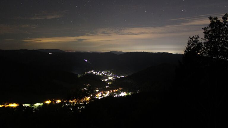 Dieses Bild zeigt eine Webcam-Aufnahme vom Achertal, aufgenommen am Freitag, den 16.10.2026 um 05:00 Uhr. Die Temperatur betrug 13.2°C.