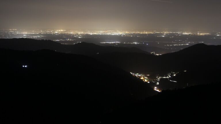 Dieses Bild zeigt eine Webcam-Aufnahme vom Achertal, aufgenommen am Montag, den 09.03.2026 um 21:30 Uhr. Die Temperatur betrug 8.9°C.