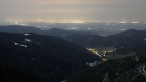 Dieses Bild zeigt eine Webcam-Aufnahme vom Achertal, aufgenommen am Freitag, den 03.04.2026 um 02:00 Uhr. Die Temperatur betrug 2.6°C.