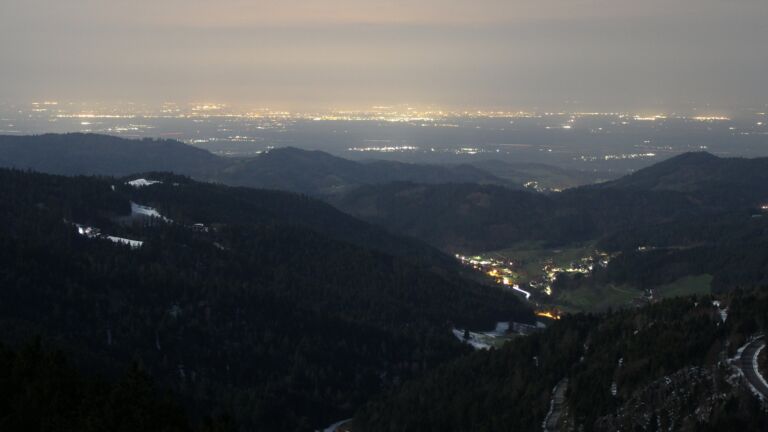 Dieses Bild zeigt eine Webcam-Aufnahme vom Achertal, aufgenommen am Freitag, den 03.04.2026 um 02:00 Uhr. Die Temperatur betrug 2.6°C.