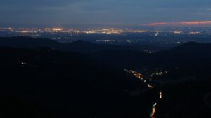 Dieses Bild zeigt eine Webcam-Aufnahme vom Achertal, aufgenommen am Samstag, den 05.07.2025 um 22:30 Uhr. Die Temperatur betrug 17.1°C.