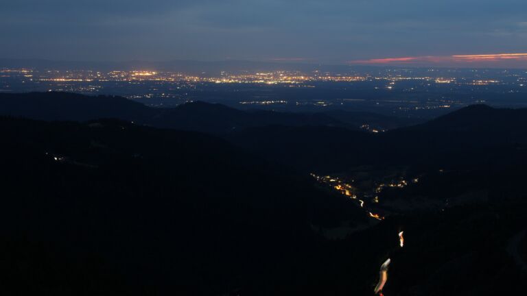 Dieses Bild zeigt eine Webcam-Aufnahme vom Achertal, aufgenommen am Samstag, den 05.07.2025 um 22:30 Uhr. Die Temperatur betrug 17.1°C.