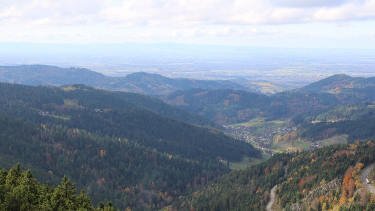 Dieses Bild zeigt eine Webcam-Aufnahme vom Achertal, aufgenommen am Donnerstag, den 30.10.2025 um 13:00 Uhr. Die Temperatur betrug 5.8°C.