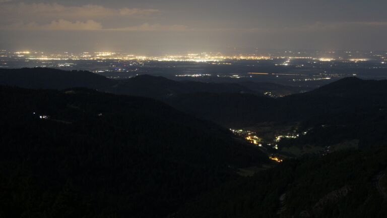 Dieses Bild zeigt eine Webcam-Aufnahme vom Achertal, aufgenommen am Dienstag, den 15.07.2025 um 03:00 Uhr. Die Temperatur betrug 15.9°C.