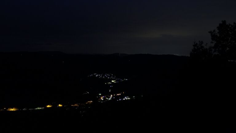 Dieses Bild zeigt eine Webcam-Aufnahme vom Achertal, aufgenommen am Dienstag, den 25.08.2026 um 05:30 Uhr. Die Temperatur betrug 15.5°C.