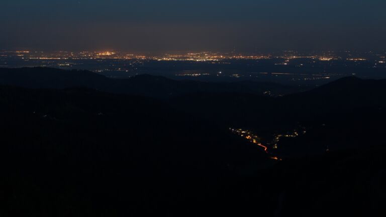Dieses Bild zeigt eine Webcam-Aufnahme vom Achertal, aufgenommen am Mittwoch, den 30.04.2025 um 05:10 Uhr. Die Temperatur betrug 12.6°C.