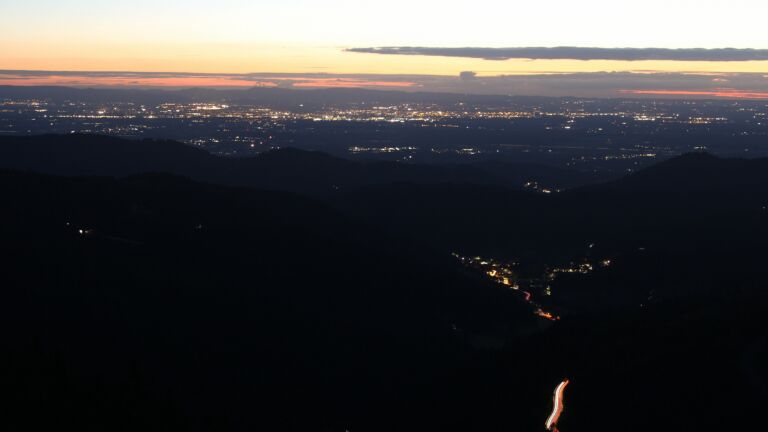 Dieses Bild zeigt eine Webcam-Aufnahme vom Achertal, aufgenommen am Samstag, den 30.08.2025 um 21:10 Uhr. Die Temperatur betrug 11.5°C.