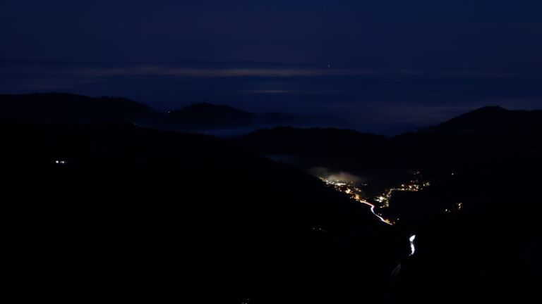 Dieses Bild zeigt eine Webcam-Aufnahme vom Achertal, aufgenommen am Dienstag, den 16.12.2025 um 07:10 Uhr. Die Temperatur betrug 9.6°C.