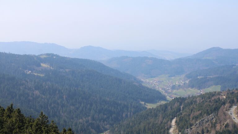 Dieses Bild zeigt eine Webcam-Aufnahme vom Achertal, aufgenommen am Sonntag, den 22.03.2026 um 13:10 Uhr. Die Temperatur betrug 7.7°C.