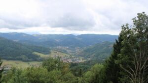 Dieses Bild zeigt eine Webcam-Aufnahme vom Achertal, aufgenommen am Freitag, den 28.08.2026 um 14:30 Uhr. Die Temperatur betrug 19.3°C.