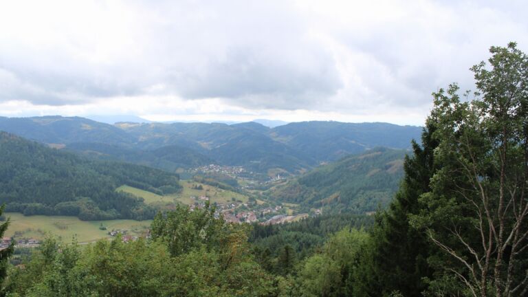 Dieses Bild zeigt eine Webcam-Aufnahme vom Achertal, aufgenommen am Freitag, den 28.08.2026 um 14:30 Uhr. Die Temperatur betrug 19.3°C.