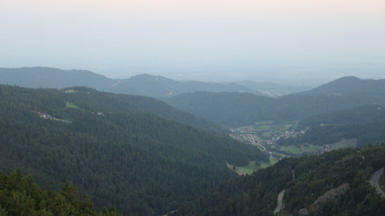 Dieses Bild zeigt eine Webcam-Aufnahme vom Achertal, aufgenommen am Mittwoch, den 13.08.2025 um 06:20 Uhr. Die Temperatur betrug 21.6°C.