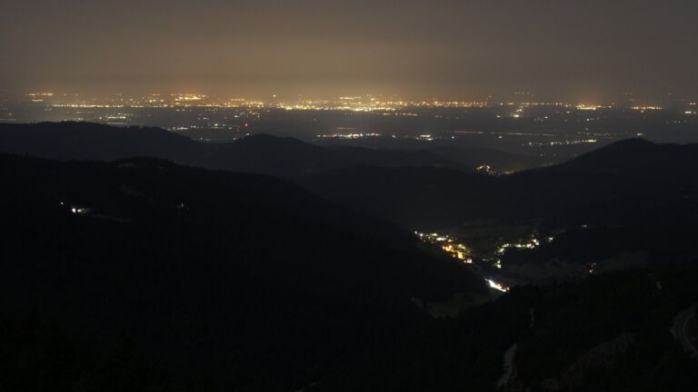 Dieses Bild zeigt eine Webcam-Aufnahme vom Achertal, aufgenommen am Freitag, den 15.08.2025 um 04:20 Uhr. Die Temperatur betrug 23.4°C.