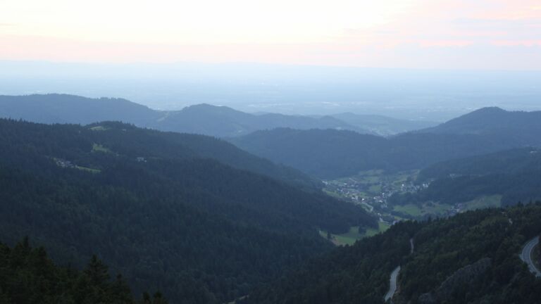 Dieses Bild zeigt eine Webcam-Aufnahme vom Achertal, aufgenommen am Dienstag, den 29.07.2025 um 21:20 Uhr. Die Temperatur betrug 13°C.