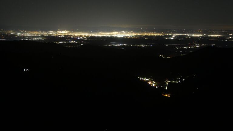 Dieses Bild zeigt eine Webcam-Aufnahme vom Achertal, aufgenommen am Sonntag, den 16.11.2025 um 01:30 Uhr. Die Temperatur betrug 7.7°C.