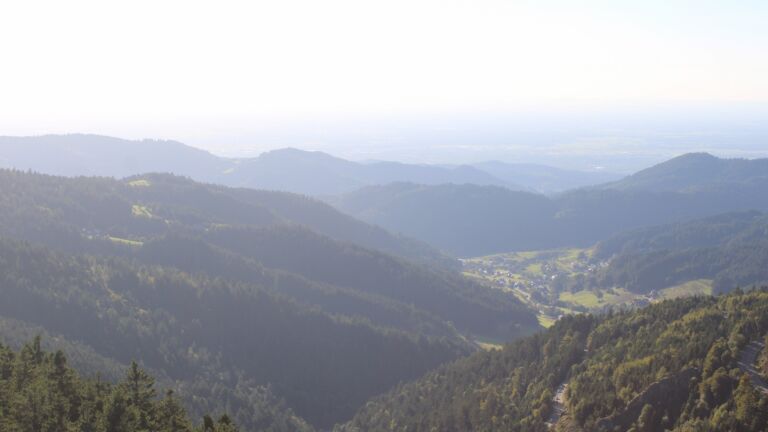 Dieses Bild zeigt eine Webcam-Aufnahme vom Achertal, aufgenommen am Donnerstag, den 18.09.2025 um 17:50 Uhr. Die Temperatur betrug 17.9°C.