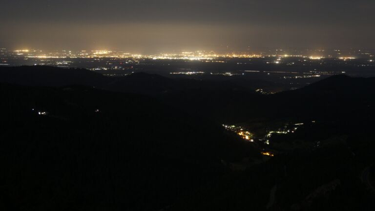 Dieses Bild zeigt eine Webcam-Aufnahme vom Achertal, aufgenommen am Freitag, den 18.07.2025 um 03:00 Uhr. Die Temperatur betrug 13.8°C.