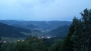 Dieses Bild zeigt eine Webcam-Aufnahme vom Achertal, aufgenommen am Freitag, den 28.08.2026 um 06:10 Uhr. Die Temperatur betrug 17.4°C.
