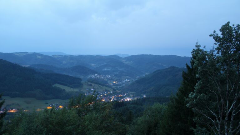 Dieses Bild zeigt eine Webcam-Aufnahme vom Achertal, aufgenommen am Freitag, den 28.08.2026 um 06:10 Uhr. Die Temperatur betrug 17.4°C.