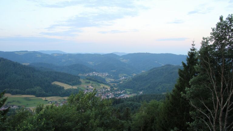Dieses Bild zeigt eine Webcam-Aufnahme vom Achertal, aufgenommen am Dienstag, den 30.06.2026 um 05:50 Uhr. Die Temperatur betrug 19.6°C.