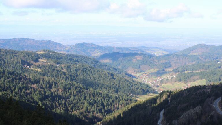 Dieses Bild zeigt eine Webcam-Aufnahme vom Achertal, aufgenommen am Sonntag, den 01.03.2026 um 10:20 Uhr. Die Temperatur betrug 4.4°C.